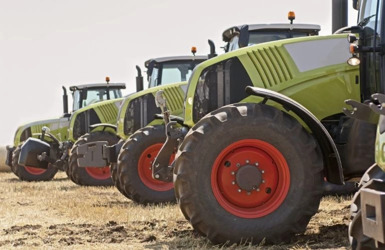 traktory na polu
